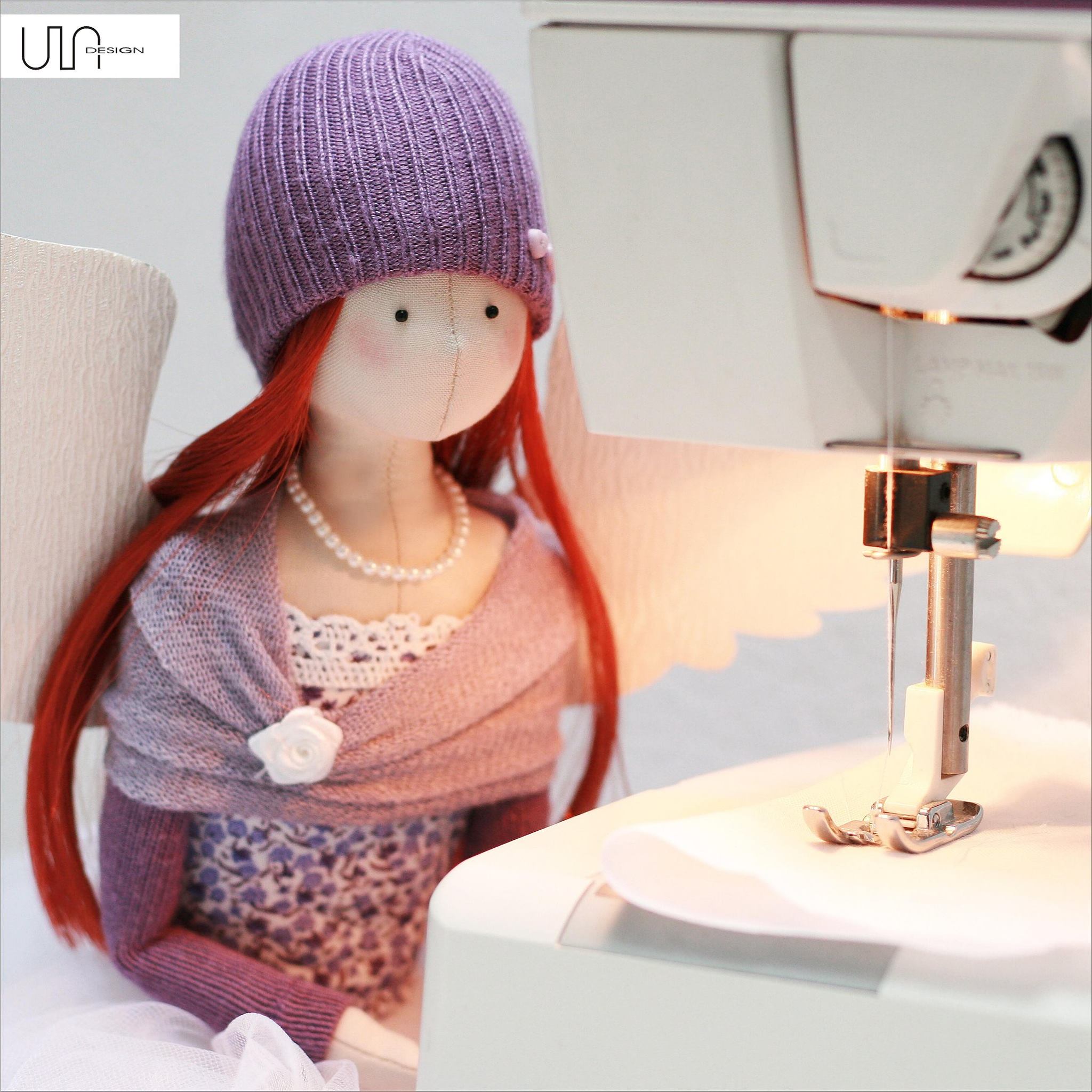 Anioł przy maszynie do szycia