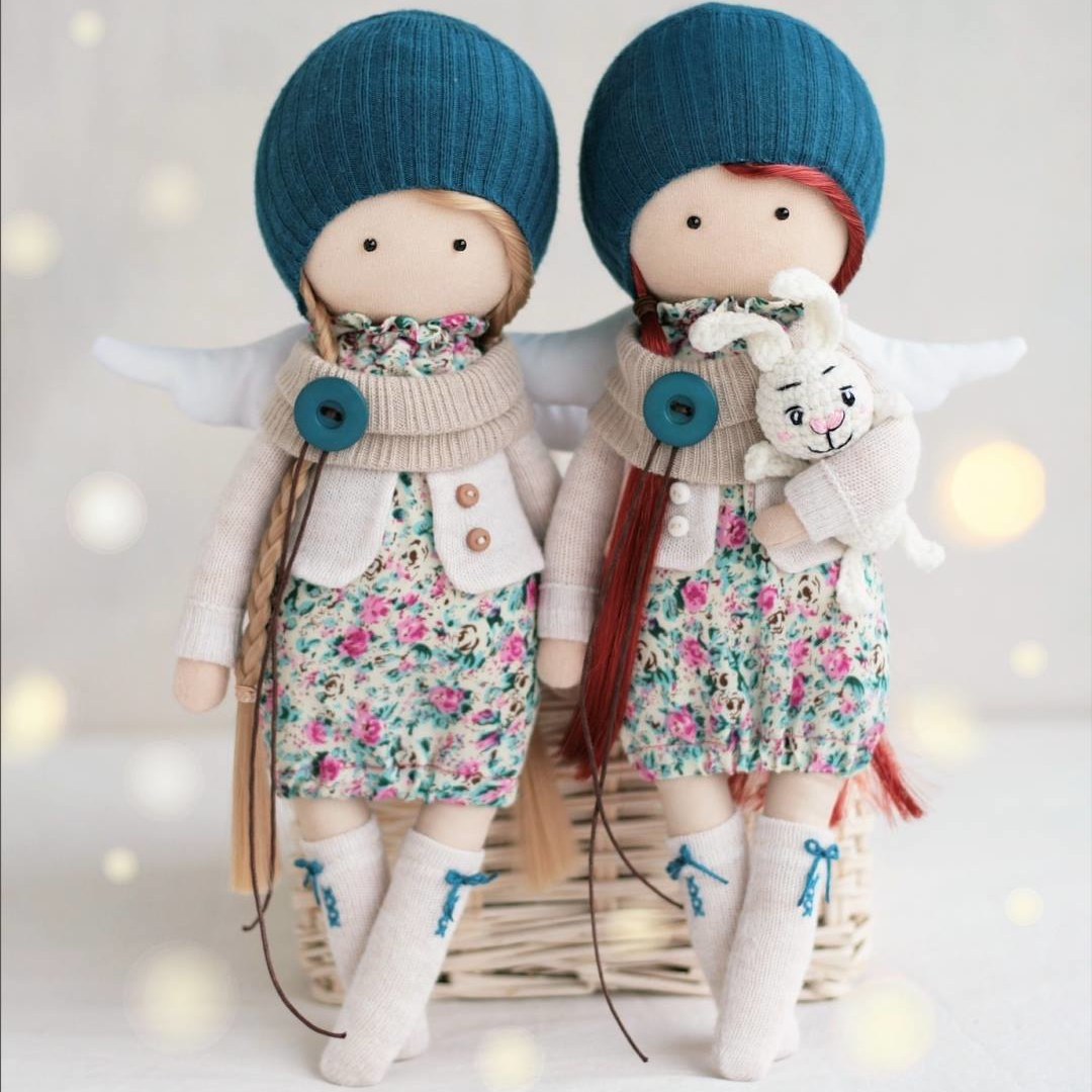 Bliźniaczki w turkusowych czapeczkach