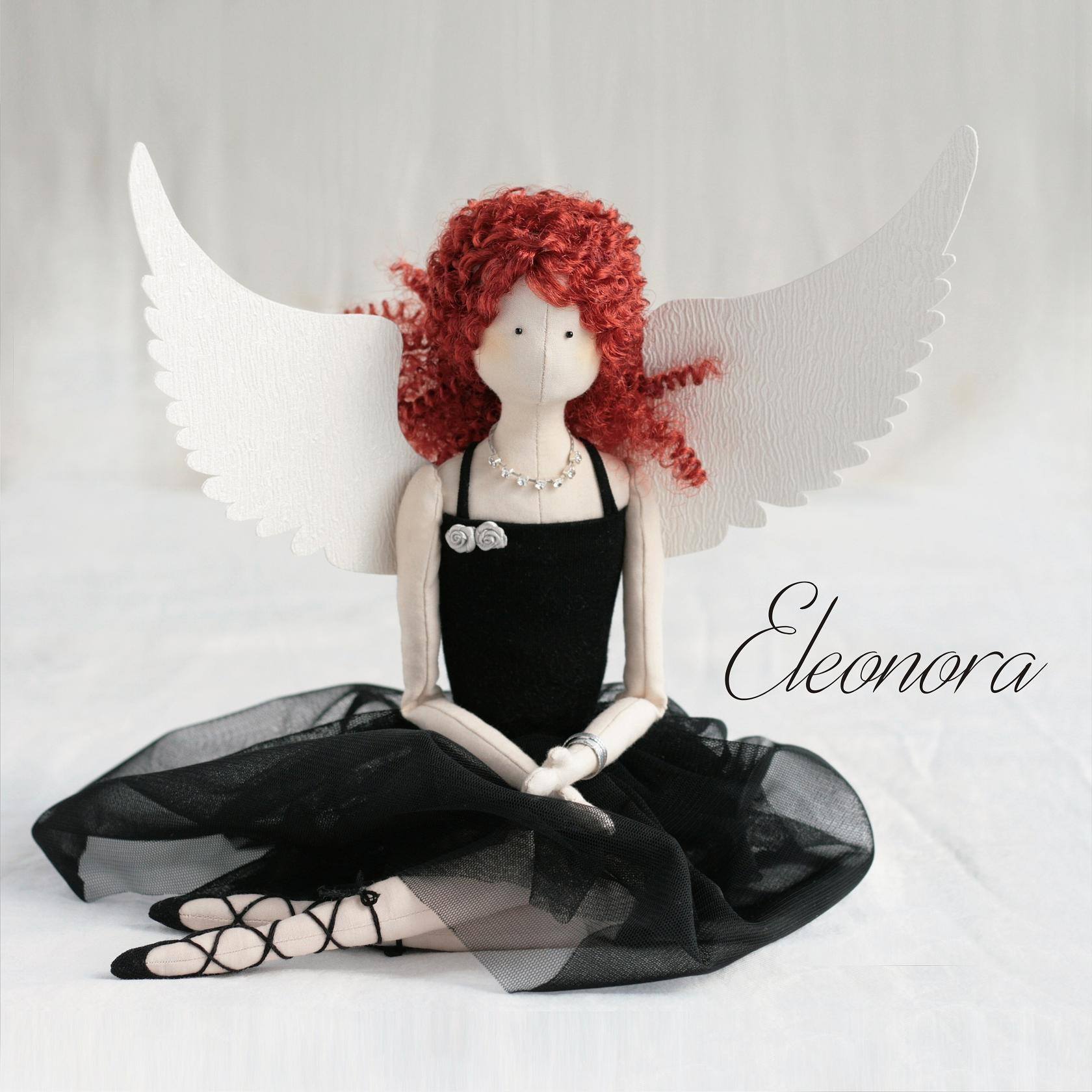 Elegancka Eleonora w czarnej sukience