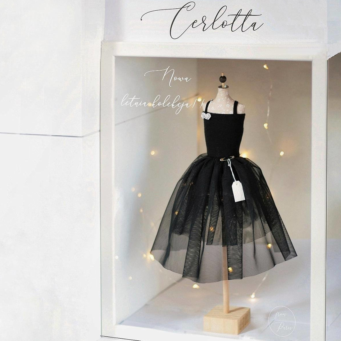 Sukienka na wystawie sklepu