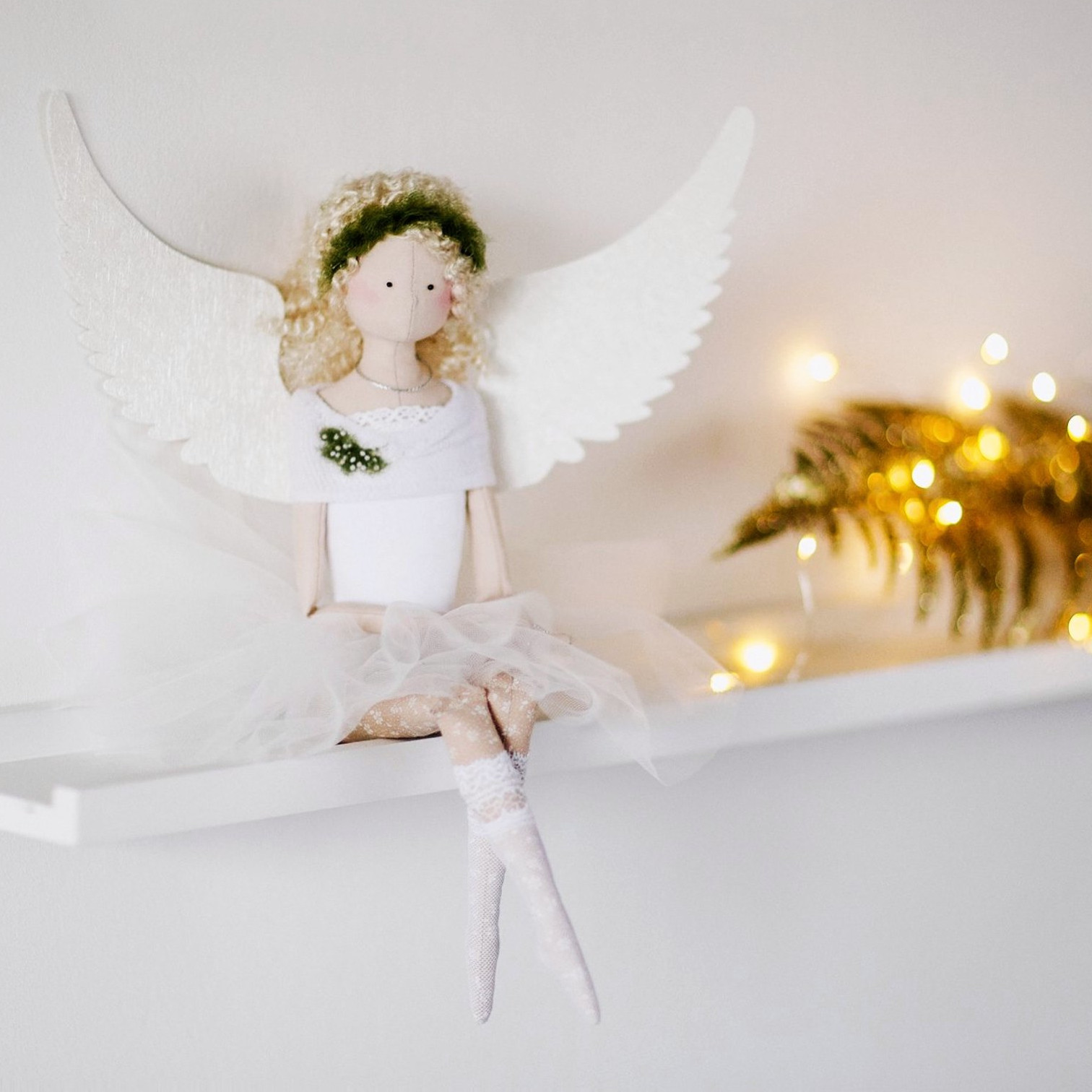 Forsycja siedzi na półce