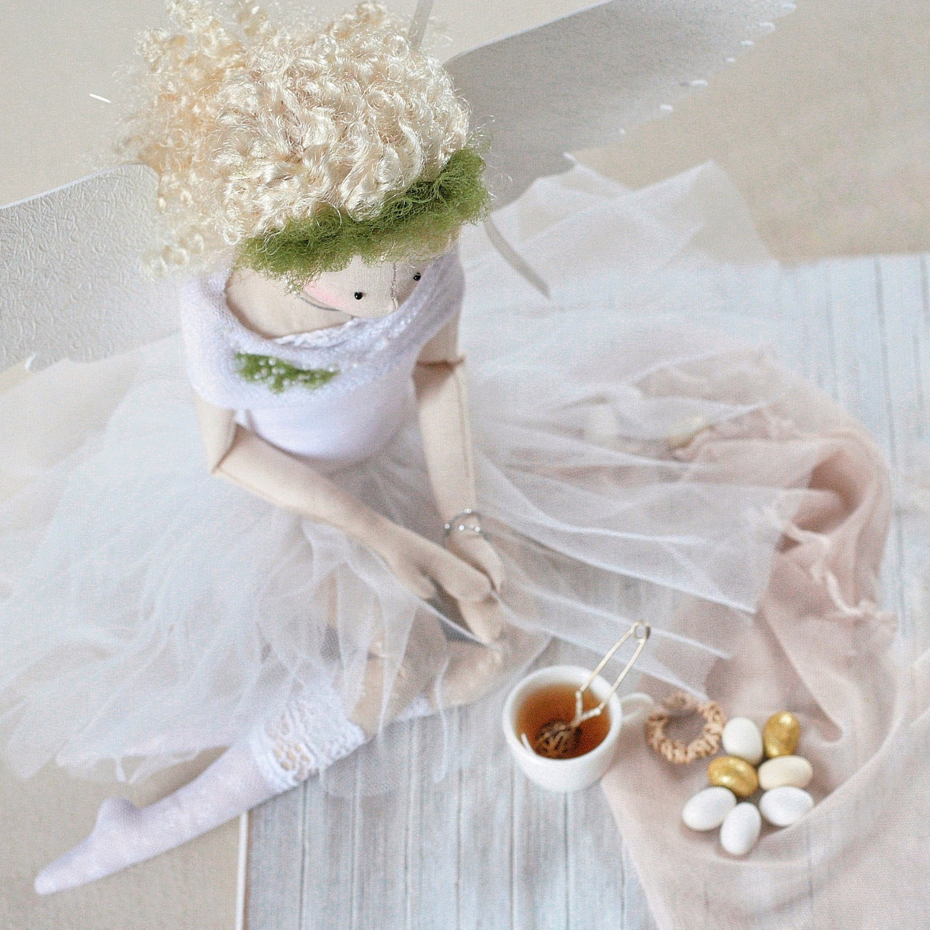 Forsycja pije herbatę