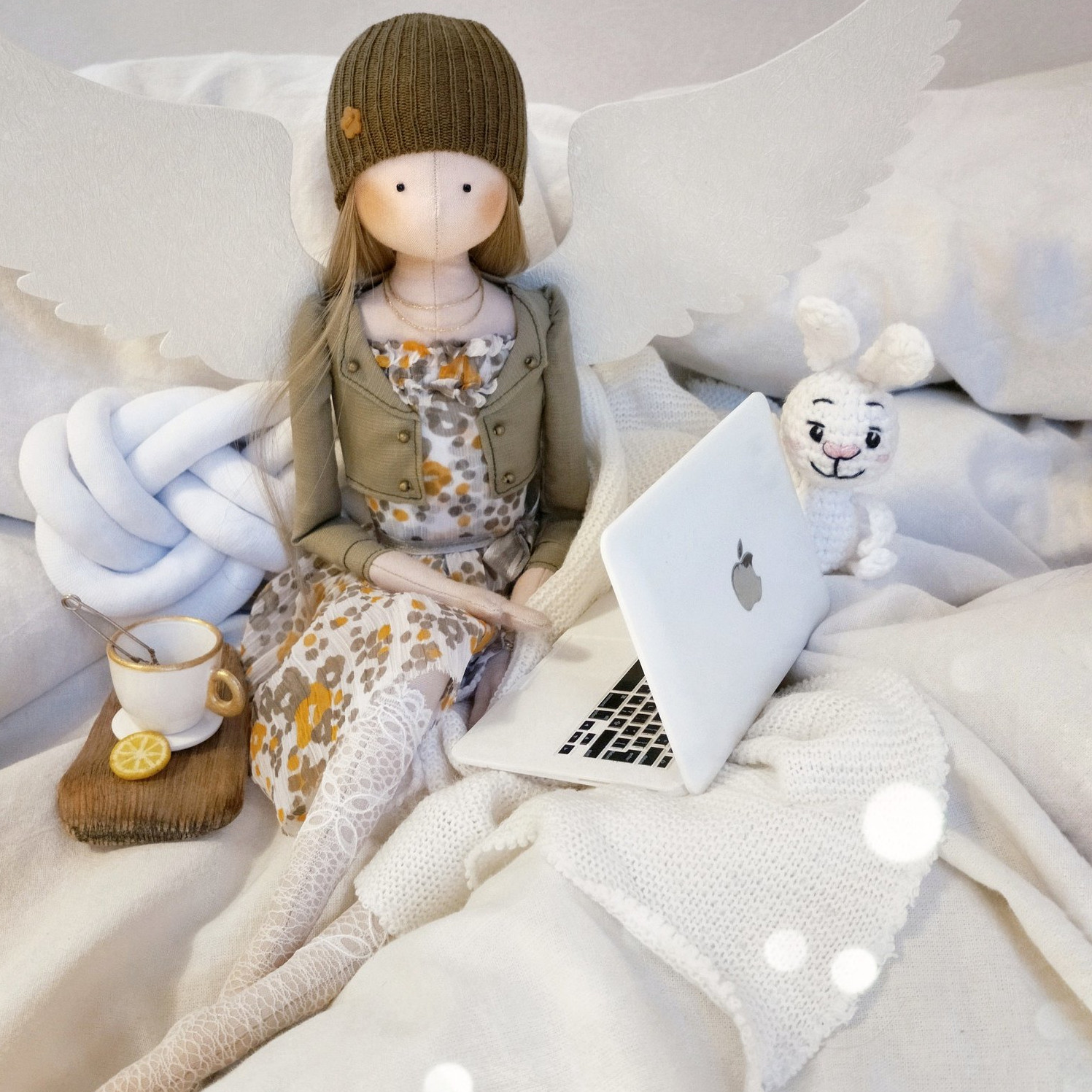 Natasha i króliczek czytają blog