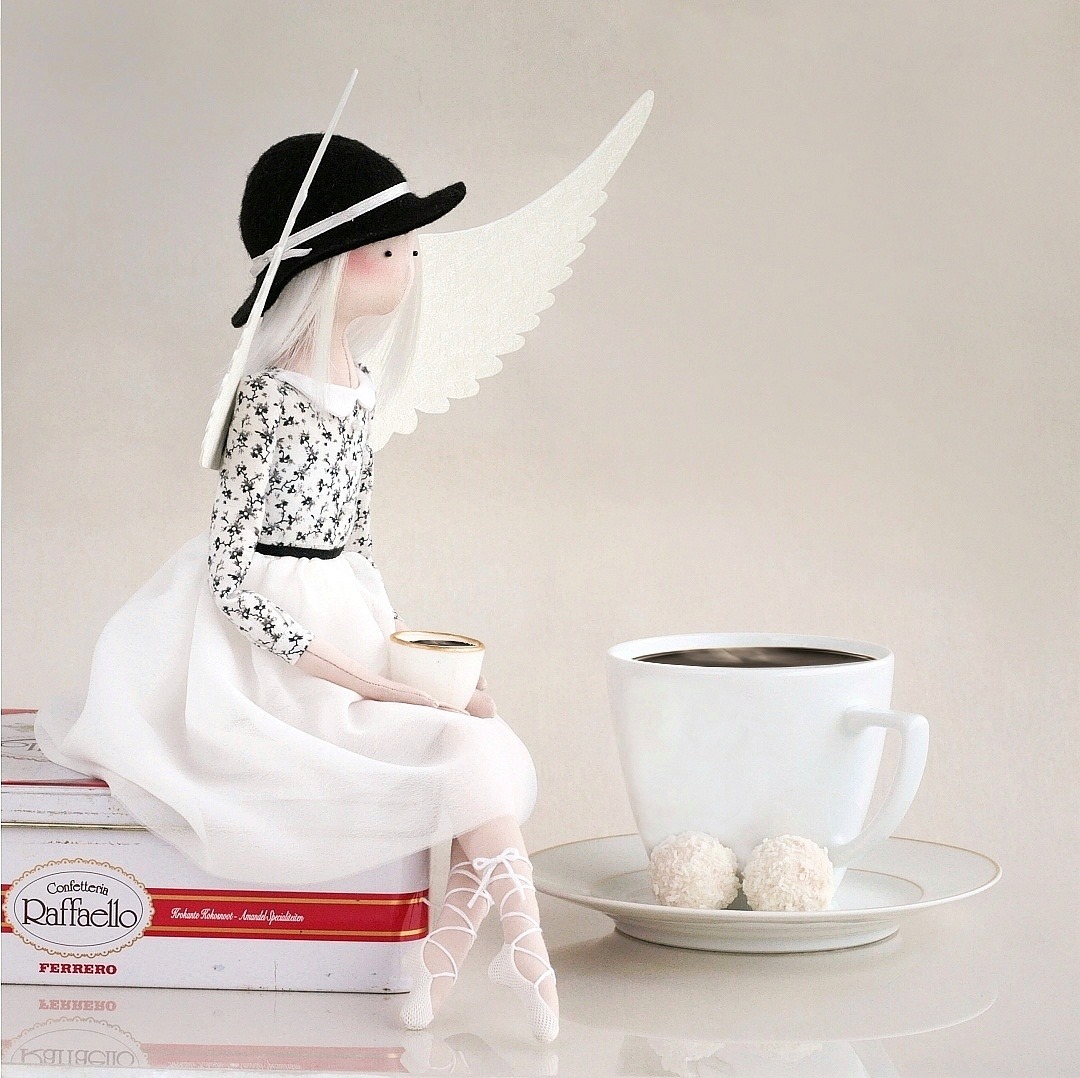 Judith pije kawę i degustuje kokosowe słodkości