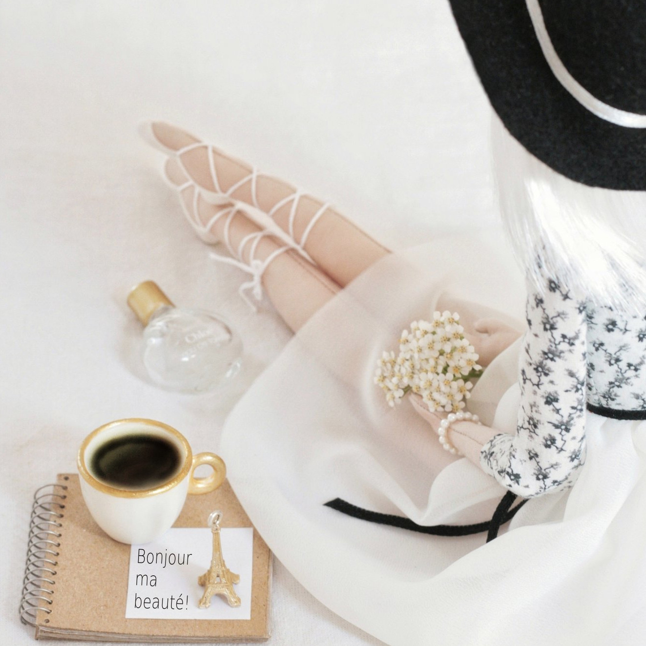 Judith przegląda album o Paryżu przy kawie