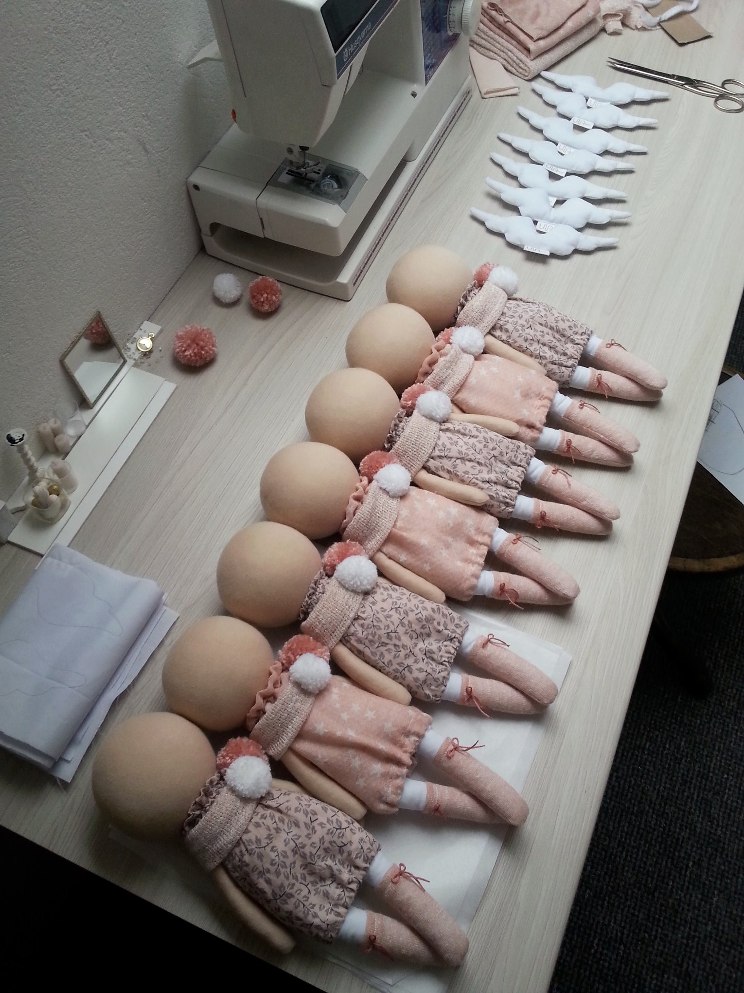 Małe aniołki czekają na fryzurki